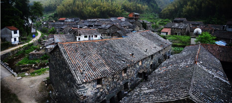 照片描述: 岩石村坐落在深山中的村庄,四面被群山环绕,自然环境优雅