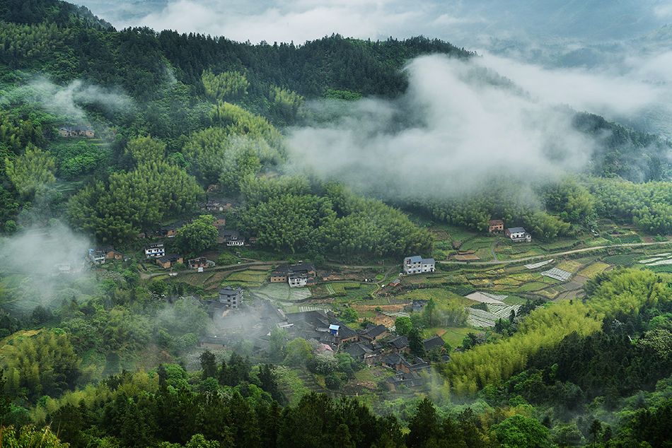 2014年摄于松阳县境内,一组反映雨后松阳美丽乡村的摄白作品